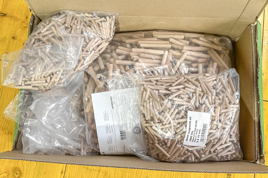 Karton mit Holzdübeln